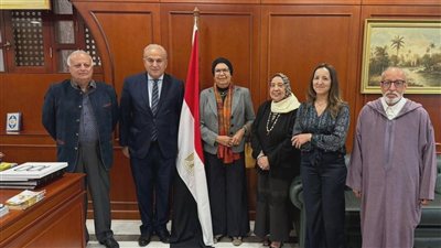 سفير مصر بالرباط يلتقي بوفد من الجمعية المغربية لخريجي الجامعات والمعاهد المصرية