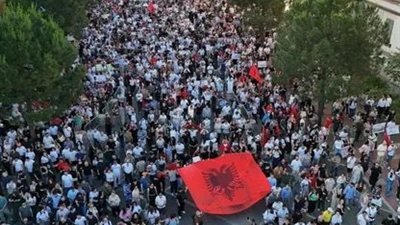 احتجاجات واسعة تهز ألبانيا رفضًا لمشروع سياحي مرتبط بعائلة ترامب