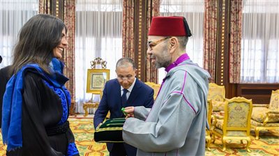 المغرب.. الملك يوشح متسلقة القمم نوال صفنضلة بوسام بعد وصولها إلى قمتي إيفيريست ولوتسي