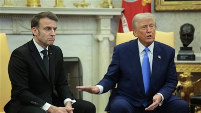 الرئيس الأمريكي يهدد نظيره الفرنسي بفرض رسوم جمركية 100% على النبيذ والشمبانيا