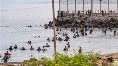 أحداث سبتة.. نقل مهاجرين غير نظاميين يضع سائقي سيارات الأجرة في قفص الاتهام 