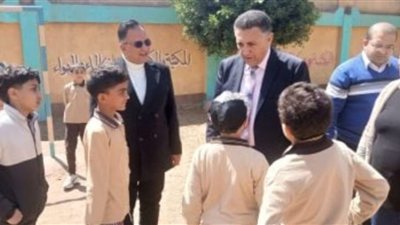 محافظ القليوبية مع طلاب    