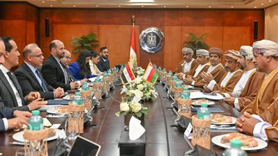 وزير الاستثمار المصري يبحث تعزيز الشراكة الاقتصادية مع سلطنة عمان