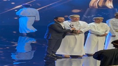أحمد حلمي يحتفي بتكريمه في مهرجان ظفار الدولي للمسرح بسلطنة عمان