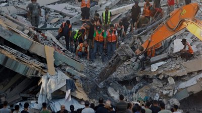 مقتل 12 بينهم 5 أطفال في انهيار مبنى متضرر من الحرب بغزة
