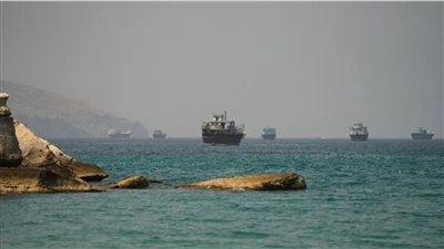 نشوب حريق على ناقلة بمضيق هرمز بعد إصابتها بمقذوف مجهول