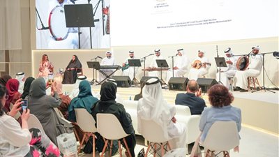فتحية عجلان تحلّق بجمهور معرض أبوظبي في سماء القصيدة