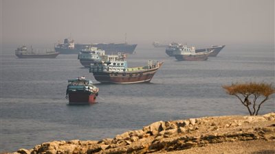 تراجع حركة المرور عبر مضيق هرمز إلى 12 سفينة  فقط.. ما التداعيات؟