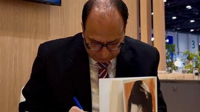 ليلة غنى فيها الجمهور.. عادل السنهوري يحكي بـ«معرض أبوظبي للكتاب» و«روح الموسيقى» تعزف 
