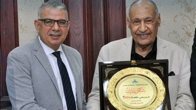 كلية تجارة عين شمس تكرّم الدكتور عبد الرحمن عليان تقديرًا لعطائه