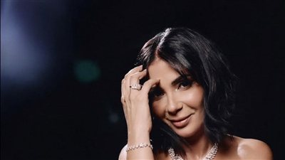 منى زكي تتوج بجائزة «الإنجاز الإبداعي» في افتتاح مهرجان الجونة السينمائي